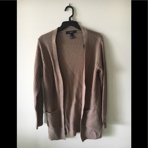 Good used condition taupe sweater with pockets